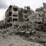 Vista de la calle y edificios en ruinas después de varios bombardeos, en Duma, feudo rebelde de Guta Oriental (Siria) el pasado 22 de febrero