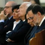 Rajoy (d), y su mujer Elvira Fernández acompañados, entre otros, por los ministros en funciones García-Margallo y Fernández Díaz