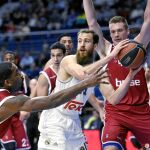 El «Chacho», acosado por la defensa de Radosevic y Wanamaker
