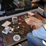 La Policía Nacional incautó abundante material informático como cuatro ordenadores portátiles, tres tàblets, tres discos duros y 25 móviles