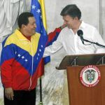El presidente colombiano, Juan Manuel Santos, saluda a Chávez antes de la rueda de prensa en Santa Marta