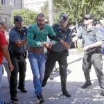 David Oubel, el autor del crimen de Moraña, es conducido al Juzgado por la Guardia Civil