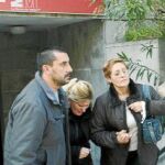 La familia de la víctima de la maleta, de 16 años, acudió ayer al Instituto Anatómico Forense para recoger la autopsia del cuerpo de la víctima