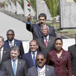 El presidente venezolano sostiene una rosa en la foto oficial de la cumbre de la Celac