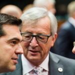 Alexis Tsipras habla con el presidente de la Comisión Europea, Jean-Claude Juncker, y el presidente francés, Francois Hollande, durante la reunión de jefes de Estado de la eurozona.