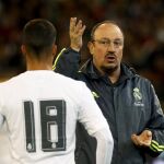 Rafael Beníitez habla con Lucas Vázquez, que falló su penalti