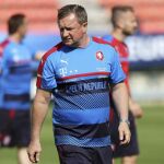El entrenador de la selección checa de fútbol Pavel Vrba dirige el entrenamiento del equipo en Tours.