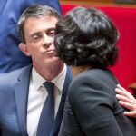 Manuel Valls saluda a la ministra de empleo Myriam El Khomri