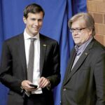 El yerno de Trump, Jared Kushner (izq.), junto a Stephen Bannon, asesor principal