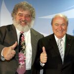 Chuck Blazer, ex secretario general de la La Confederación de América del Norte, Central y el Caribe (CONCACAF), junto a Blatter