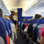 La pareja acosada presentó una denuncia al llegar al aeropuerto y facilitó a los agentes datos que permitieron identificar a los presuntos autores de estos hechos
