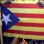 El candidato a la presidencia de la Generalita de Solidaritat Catalana per la Independencia, Joan Laporta (c), acompañado por Anna Arqué y Uriel Beltrán, celebran los resultados de su formación