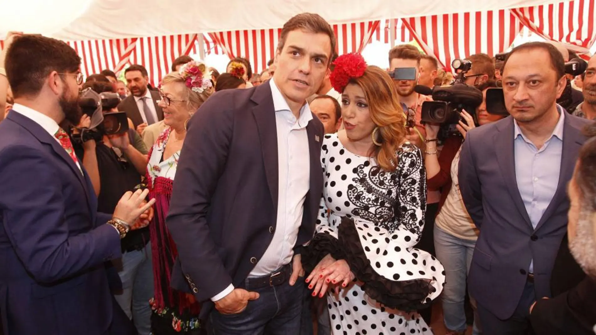 El nuevo delegado del Gobierno central en la comunidad será Alfonso Rodríguez Gómez de Celis (en la imagen, a la derecha). En la reciente Feria de Sevilla acompañó a Pedro Sánchez en sus visitas a las casetas, donde coincidió con Susana Díaz (Foto: Manuel Olmedo)