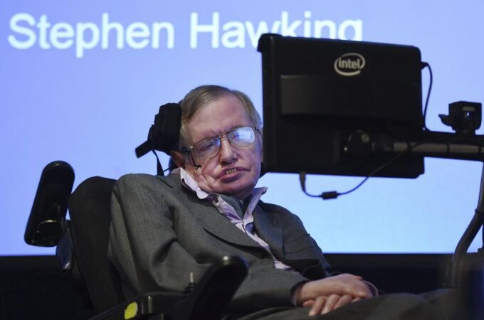 Aunque suele progresar rápidamente, el 10% de los afectados vive con la ELA 10 años o más, como el astrofísico británico Stephen Hawking