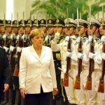 El primer ministro chino, Wen Jiabao y la canciller alemana, Angela Merkel , pasan revista a la guardia de honor