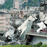 Restos de la estructura y algunos de los vehículos afectados ayer por el colapso del puente. Se desplomaron desde de una altura de 90 metros