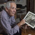 «Primer encuentro» con sus padres. Su hermano mediano acababa de fallecer y en el velatorio encontró la única fotografía que tiene de sus padres biológicos
