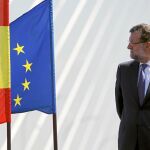 Rajoy junto a las banderas de España y la UE durante la inauguración del Puente de la Constitución en Cádiz en septiembre de 2015