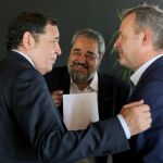 El consejero de Sanidad de la Junta, Antonio María Sáez, participa en el Foro de Cronicidad de El Norte de Castilla. Junto a él, el director de Relaciones Institucionales del Norte de Castilla, Carlos Aganzo (C), y el director de El Norte de Castilla, Ángel Ortiz (D)
