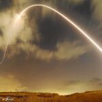 Un misil del sistema Cúpula de Hierro israelí intercepta un cohete lanzado desde Gaza