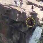 Captura del instante en que el hombre intenta descender un poco para tomarse un «selfie»