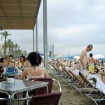 Hosteleros en pie de guerra para evitar los derribos en la playa