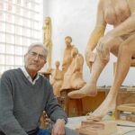 Imagen de archivo del escultor Antonio Campillo, en su taller junto a una de sus obras