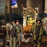 Miembros del grupo de artificieros buscan más bombas