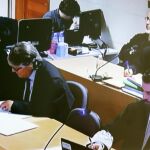 Sala donde se celebra el juicio a Rosario Porto (i) y Alfonso Basterra, (detrás-i), los dos principales acusados de la muerte de su hija Asunta Basterra.