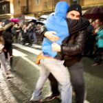 Imagen del recibimiento de los etarras Ignacio Otaño (d) e Iñaki Igerategi (i), en la localidad de Andoain