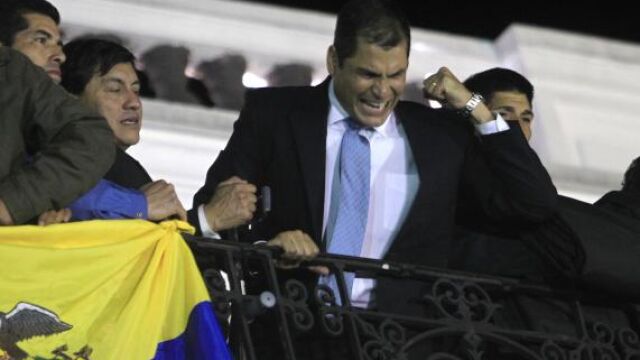 El presidente de Ecuador, Rafael Correa, se dirigió ayer a cientos de ciudadanos desde el balcón del palacio de Carrondelet