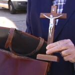 Un paciente presenta una queja por un crucifijo en la consulta del médico