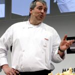 Fotografía de archivo, tomada el 27 de enero de 2010, del conocido chef bilbaíno Aitor Basabe, responsable de la cocina del restaurante Arbolagaña.