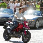 Cruise, en moto, ante los deportivos de los «malos»