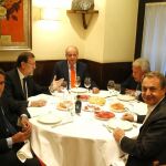 Los comensales en un momento distendido de la cena