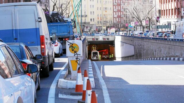 Imagen de la entrada al túnel de Cristo Rey, ayer, poco después del mediodía. Su cierre provocó importantes atascos en la zona