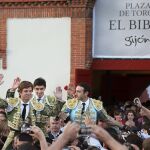 Enrique Ponce, El Juli y Miguel Ángel Perera saliendo a hombros en el último festejo de la Feria de Begoña de 2014