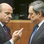 El presidente del BCE, el italiano Mario Draghi, con su «número dos», el ex ministro de Economía Luis de Guindos