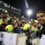 Nadal firma autógrafos tras ganar el torneo de Abu Dhabi