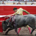 El diestro Paco Ureña ante su segundo toro con la muleta en un mano a mano con Curro Díaz , en la sexta corrida de toros de las fiestas de Bilbao, con toros de Victorino Martín celebrado en la plaza de Vista Alegre.