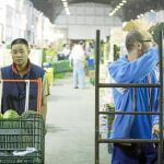 La plantilla del mercado central de abastos trabaja con preocupación por el futuro de la empresa
