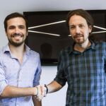 El secretario general de Podemos, Pablo Iglesias, y el candidato de IU a la Presidencia del Gobierno, Alberto Garzón, durante la reunión que mantuvieron el 24 de junio en la sede de Podemos