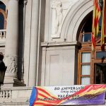 Imagen de la pancarta conmemorativa que estará presente en el balcón del Ayuntamiento hasta el domingo