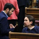 El líder de Podemos, Pablo Iglesias (d), conversa con el diputado de IU-Unidad Popular Alberto Garzón