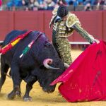 Pablo Aguado dando un muletazo, ayer, en La Maestranza de Sevilla