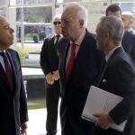 El ministro de Asuntos Exteriores de España, José Manuel García-Margallo , es recibido por su homólogo brasileño, Mauro Vieira (i), a su llegada al encuentro que han mantenido hoy en Brasilia