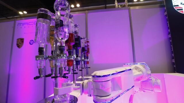 La Global Robot Expo (GRE) presentó svanzados humanoides, exoesqueletos, robots industriales y drones de gran envergadura