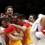 Paul Gasol celebra junto al resto de jugadores el triunfo