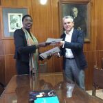 Olga Médor Ducasse, encargada de Negocios de la Embajada de Haití en España y el director de la Escuela de Arte de Granada, Blas Calero Ramos, intercambiando el acuerdo firmado entre ambos países.