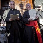 El cardenal arzobispo de Valencia, Antonio Cañizares (centro), durante el acto de desagravio a la Virgen de los Desamparados